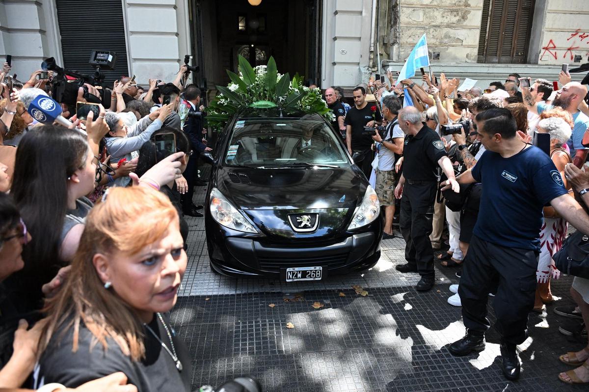 FOTO: Trasladan los restos de Jorge Lanata. (Foto: NA)