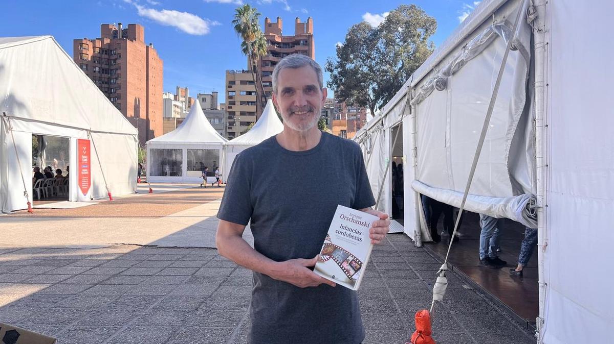 FOTO: El Dr. Enrique Orchansky y su libro 