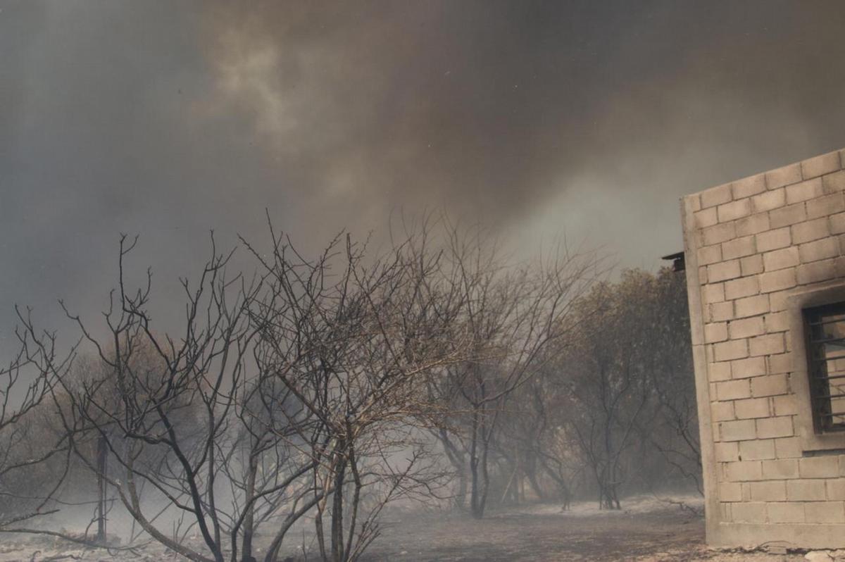 FOTO: Desesperación por los incendios en Los Cocos. (Foto: Daniel Cáceres/Cadena 3)