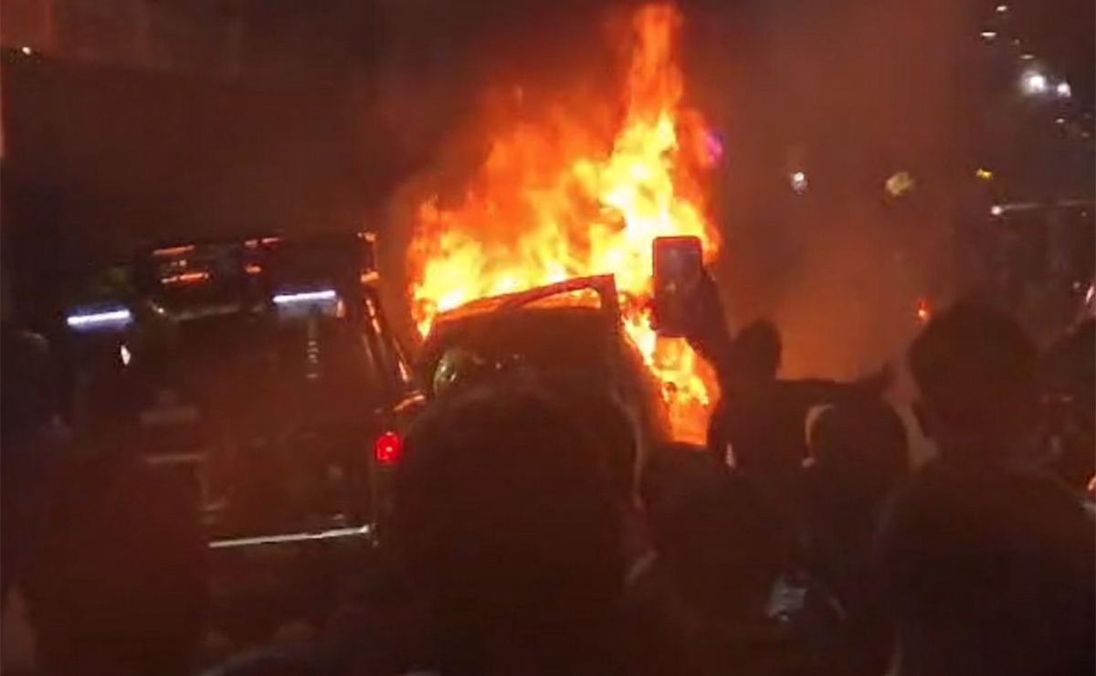 Auto incendiado en pleno festejo por el triunfo de Argentina en Rosario