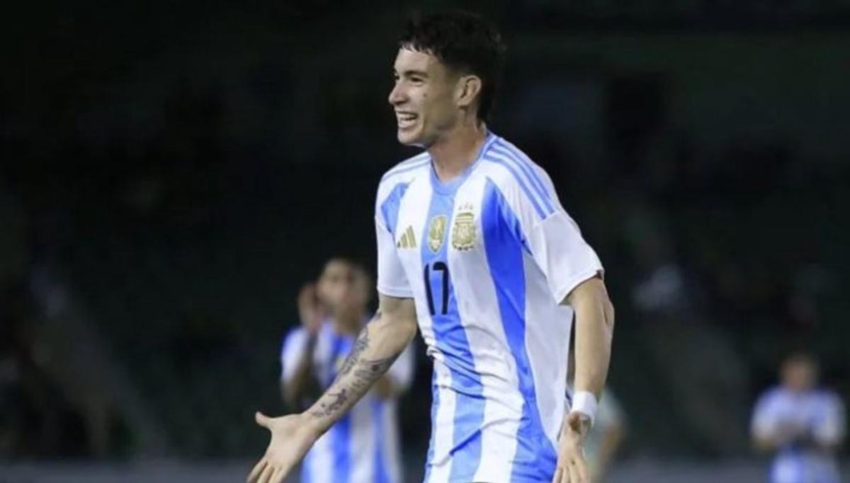 Matías Soulé vistiendo la camiseta de la Selección argentina.