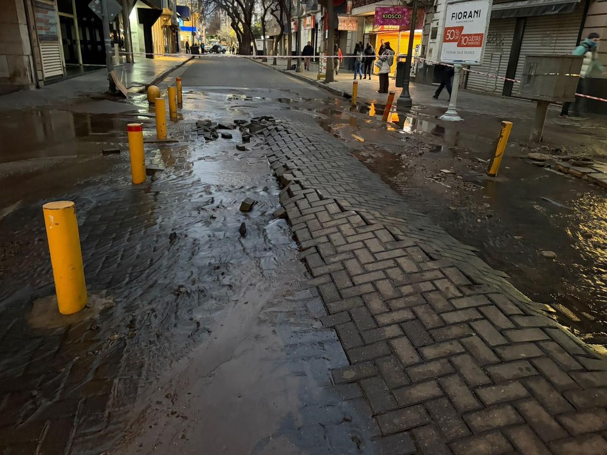 Explotó un caño de agua en Rivadavia 50.