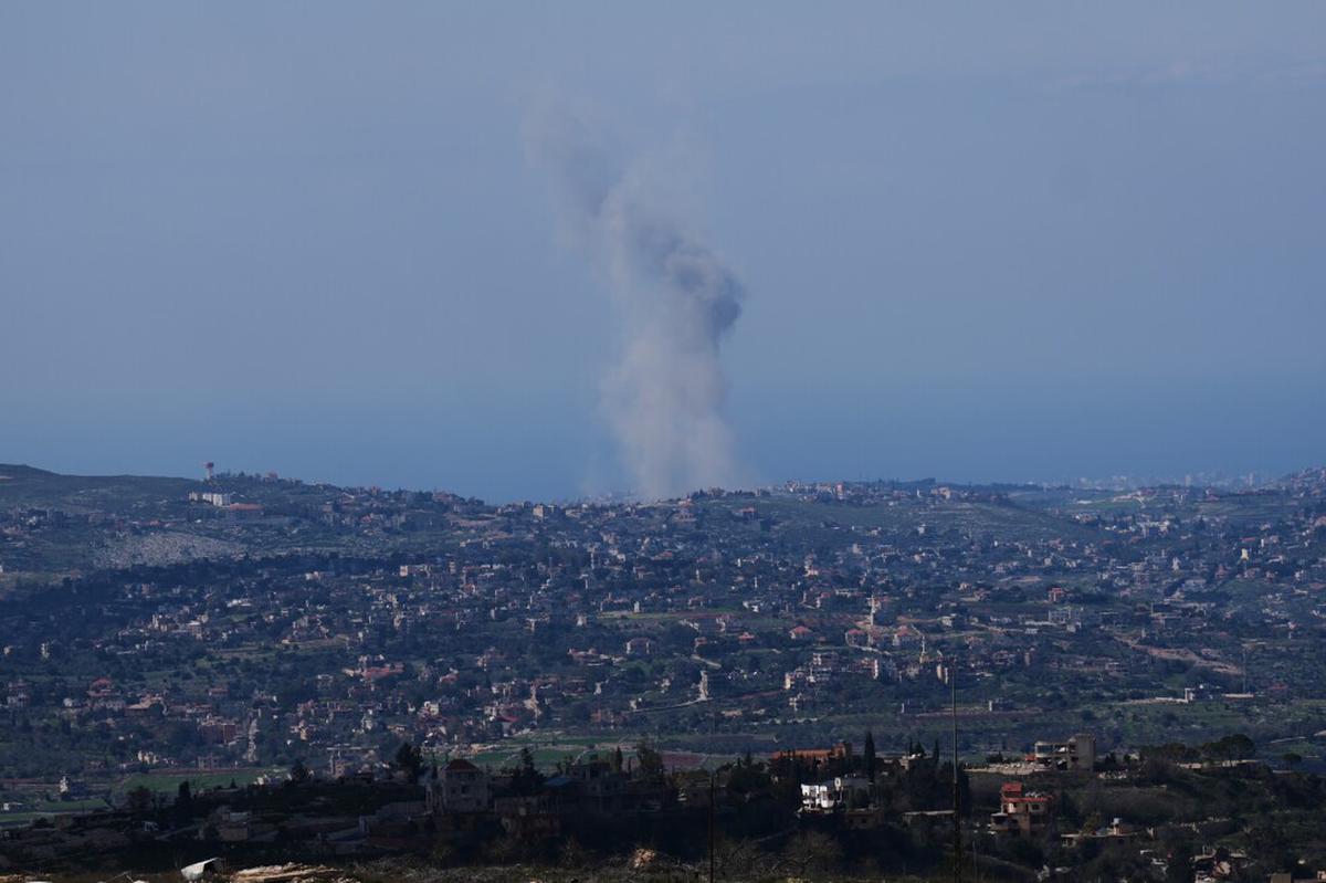 Civiles libaneses huyen a refugiarse tras la escalada mortal Israel-Hezbollah