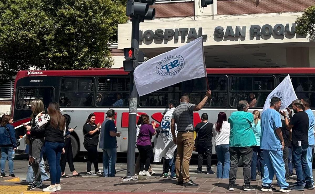 FOTO: Protesta del SEP frente al Hospital San Roque (Foto: Fede Borello/Cadena 3)