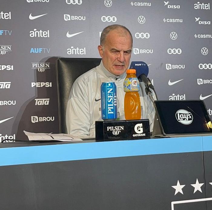 Bielsa llega a México con ilusión por el Mundial al frente de Uruguay