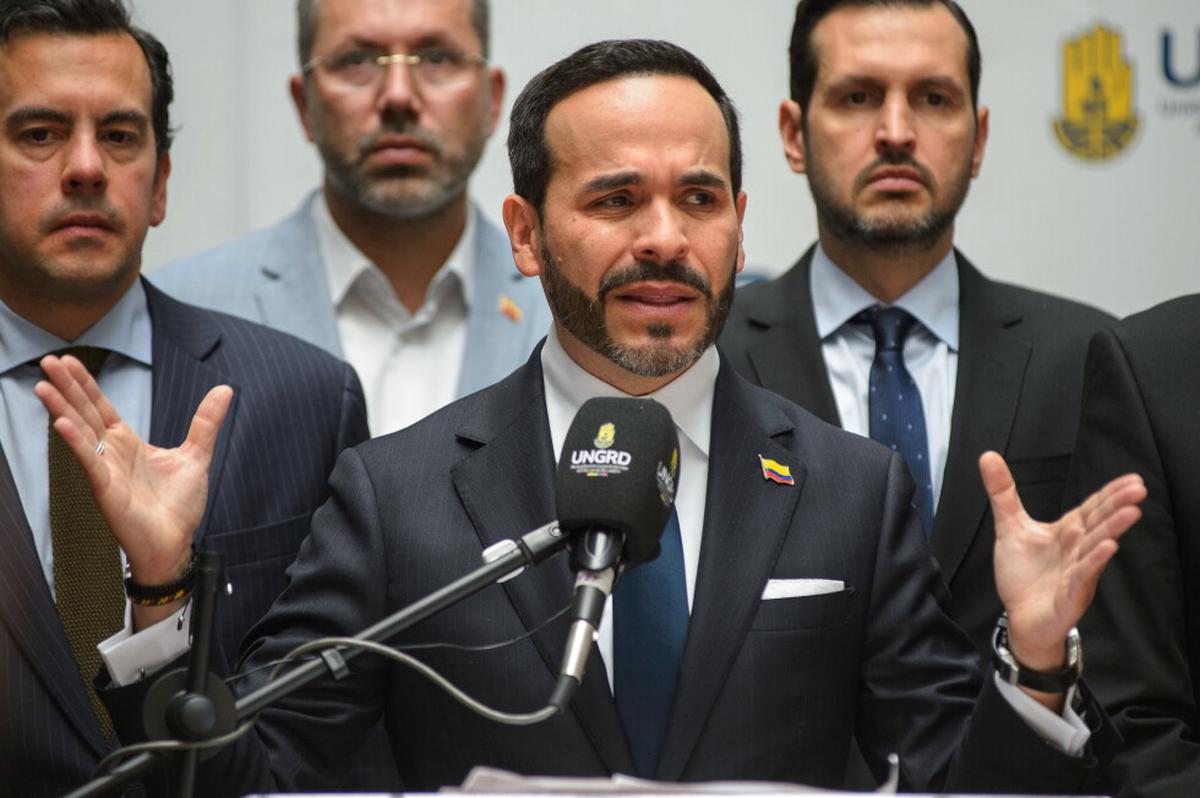 De la Espriella presenta su cúpula militar y le ordena