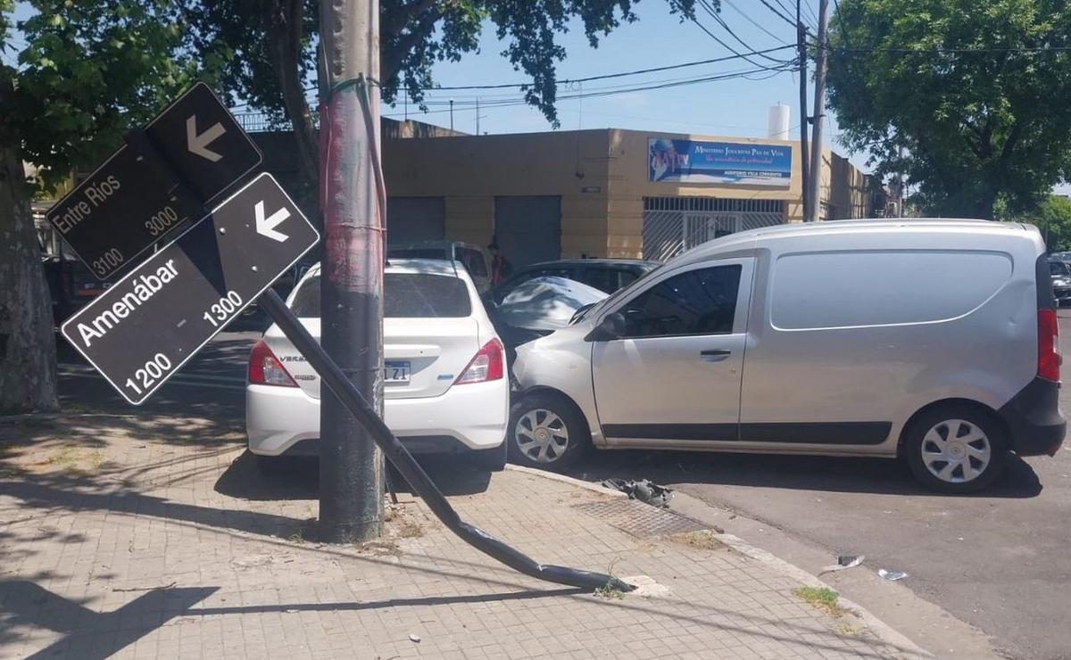 FOTO: Los vehículos chocados y el cartel caído.