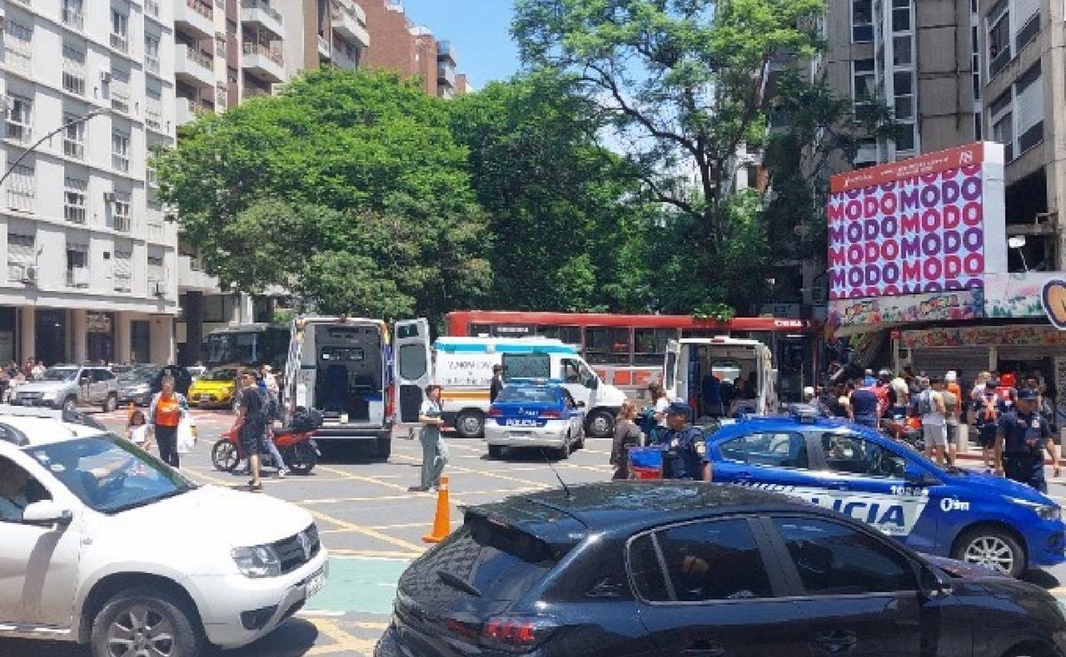 FOTO: Un colectivo chocó contra un local comercial en Chacabuco e Illia.