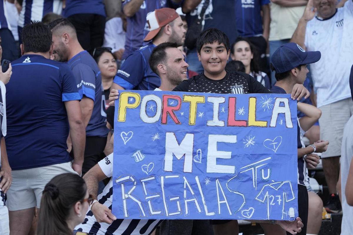 FOTO: Los hinchas albiazules, en una jornada única (foto: Daniel Cáceres).