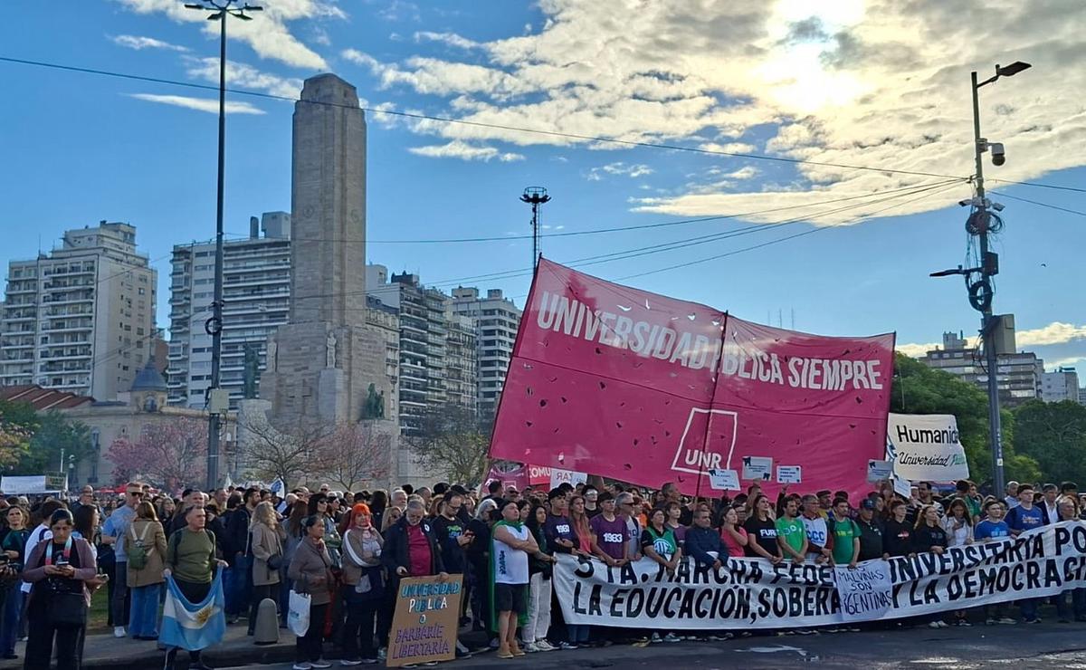 Llegó la marcha universitaria al Monumento: multitudinaria.