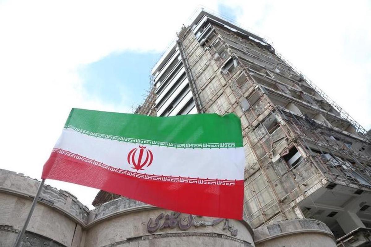 Una bandera de Irán ondea en Teherán.