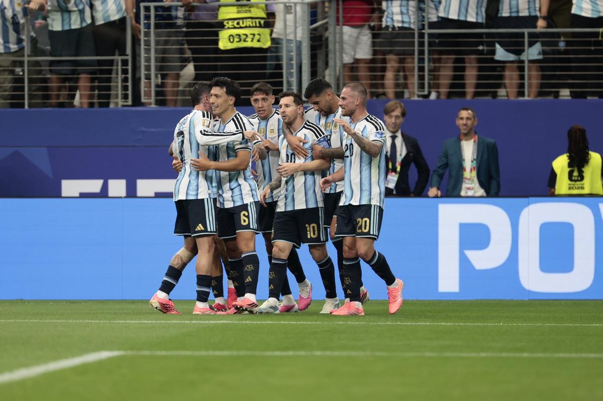 Los jugadores albicelestes celebran la apertura del marcador (Foto: @Argentina)