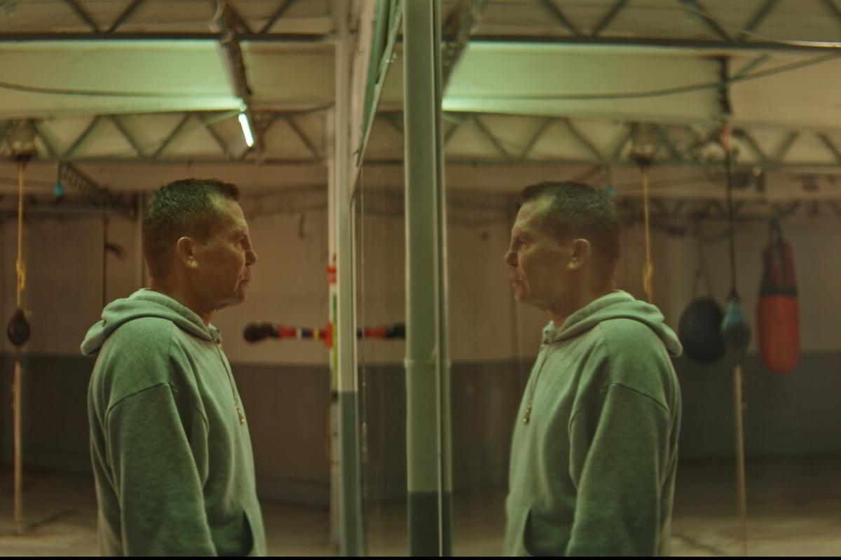 Julio César Chávez llora al hablar de su madre enferma, el boxeo y adicciones, ante estreno de serie