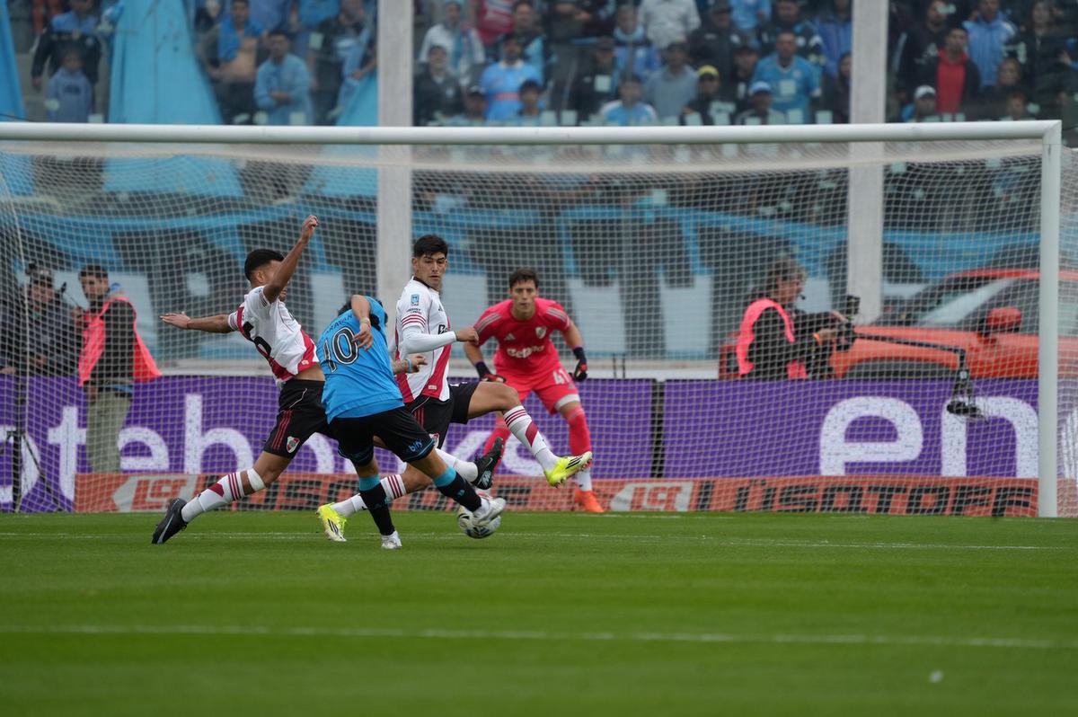 Belgrano y River se enfrentan en un Kempes colmado. (Foto: Daniel Cáceres/C3)