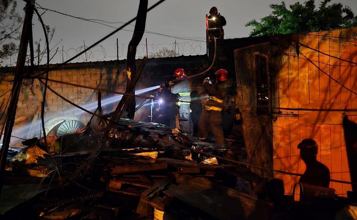 Incendio devastador consume tres viviendas en Córdoba: siete personas asistidas