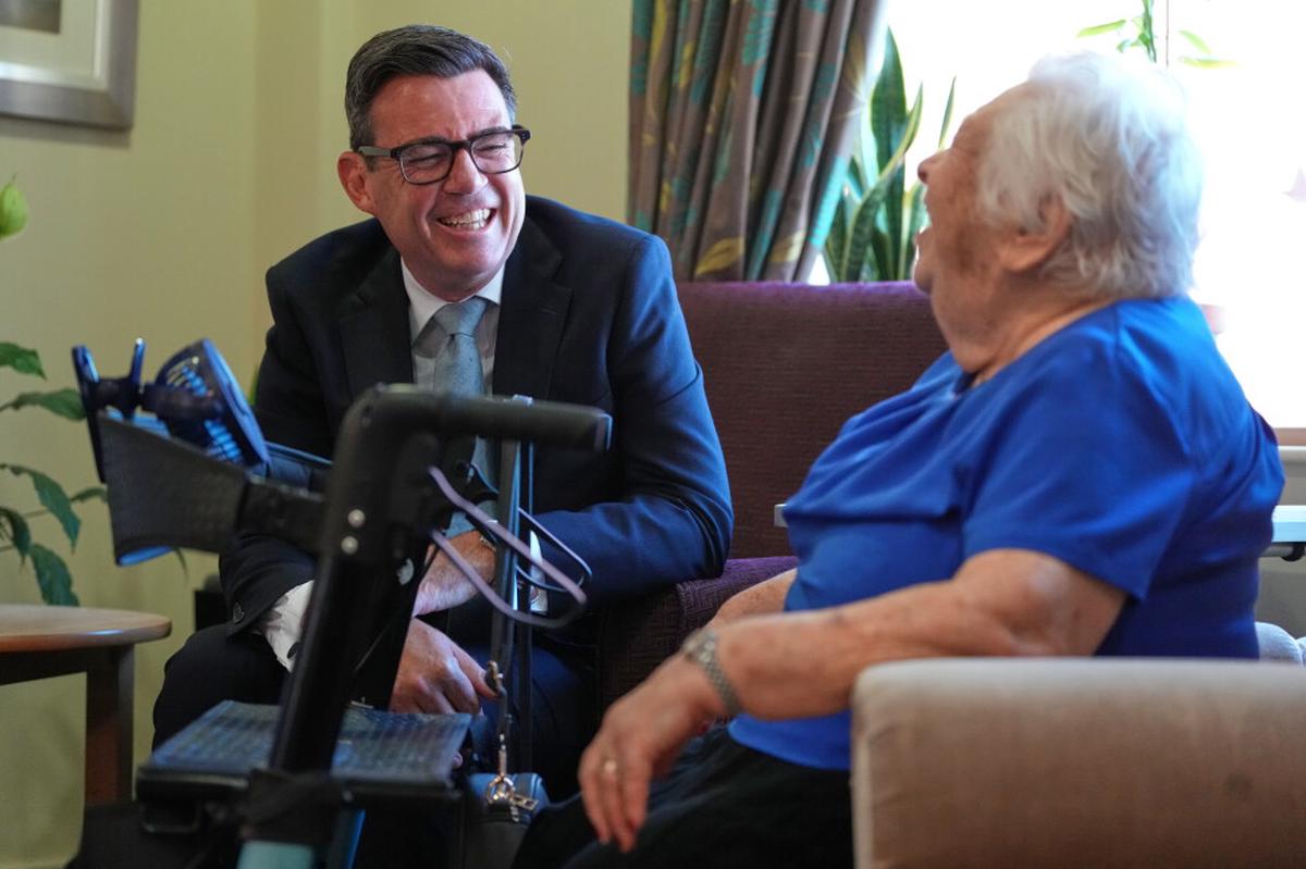 El nuevo líder británico, Andy Burnham, promete arreglar un sistema