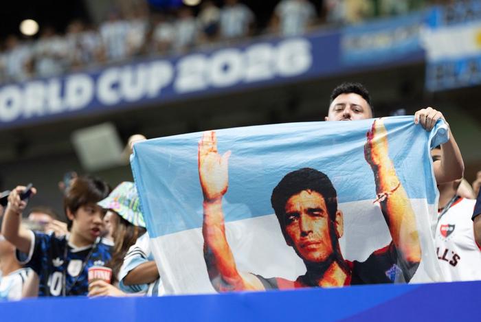 Los hinchas argentinos llenan de color el estadio en la previa de Argentina vs Inglaterra