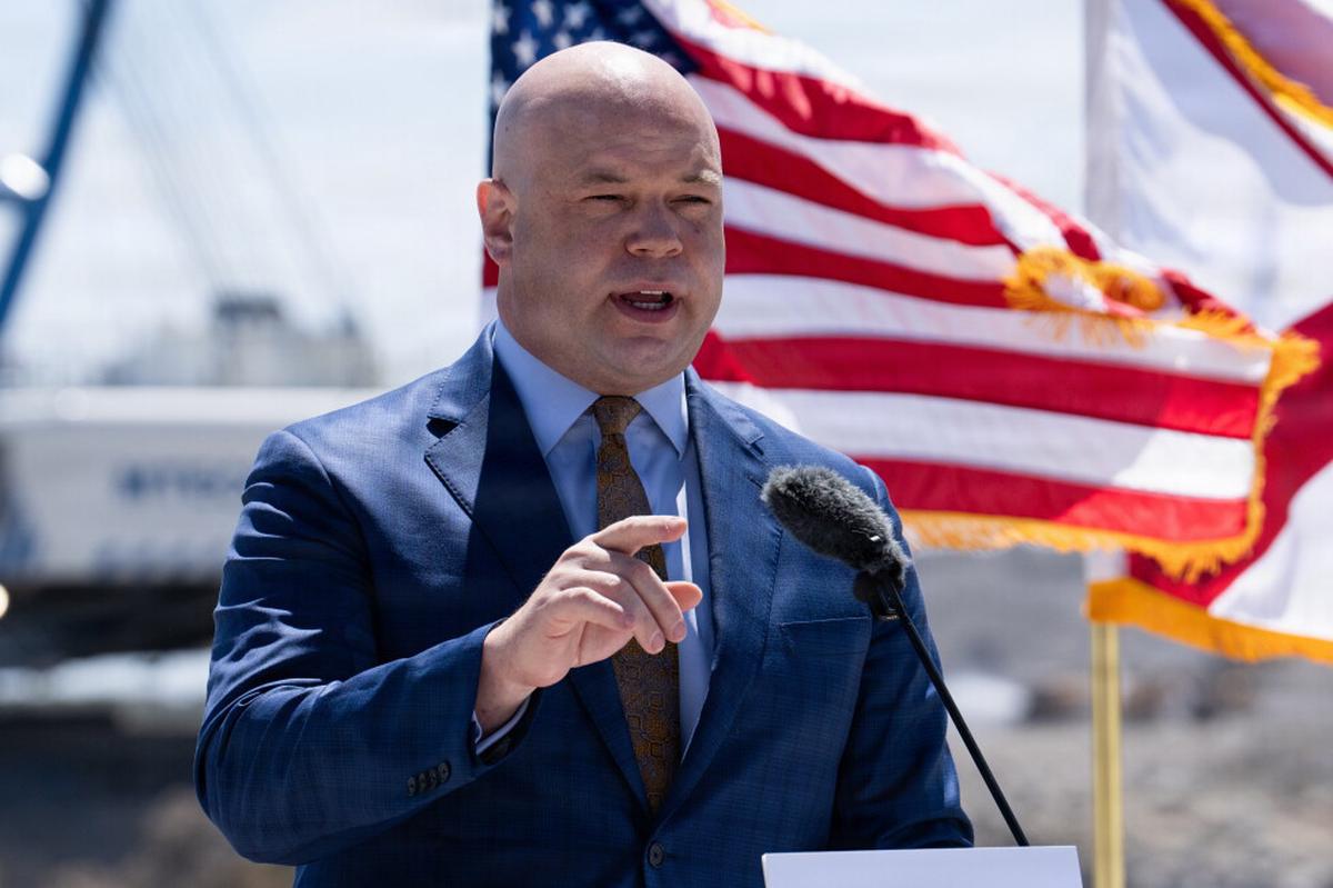 Trump nombra a Adam Telle como secretario interino del Ejército tras la salida de Driscoll