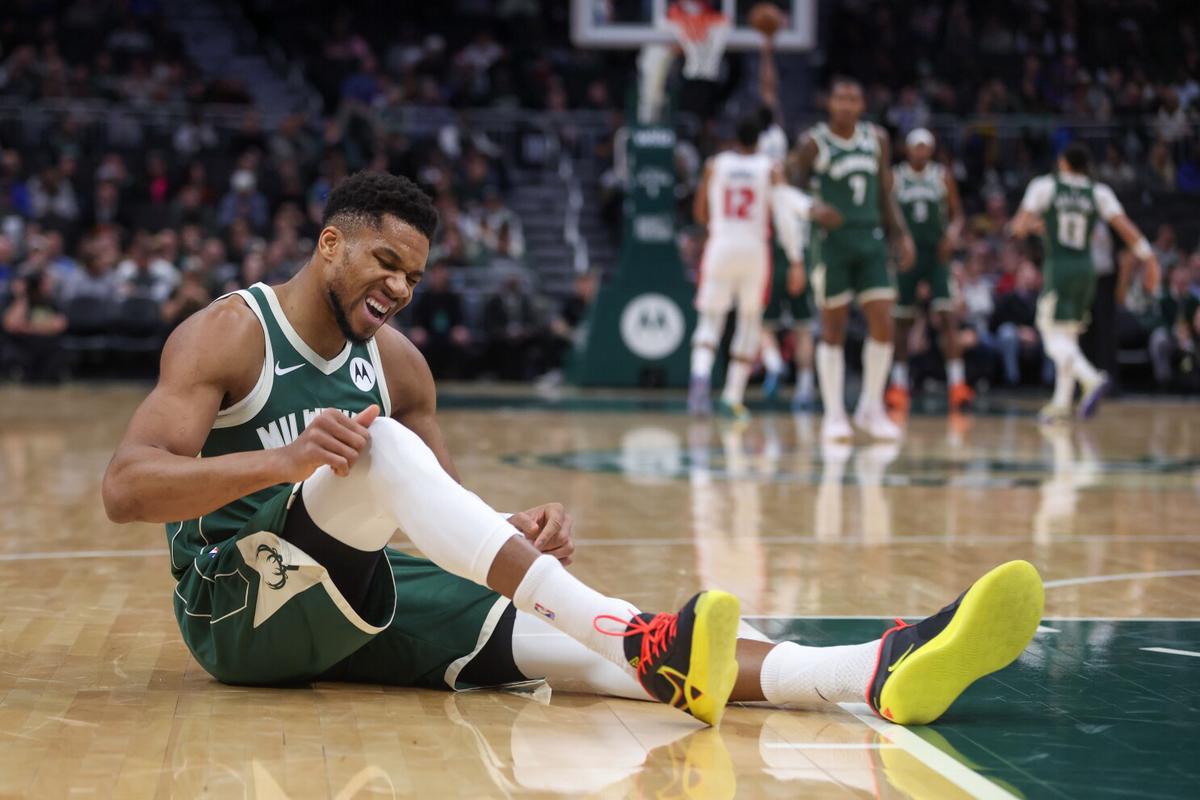Antetokounmpo en duda con Bucks para el sábado mientras se recupera de lesión
