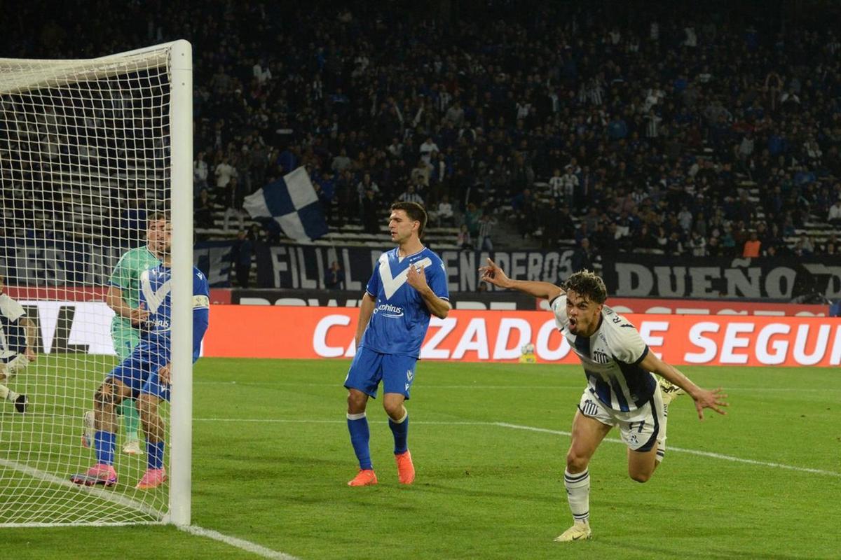 Ronaldo Martínez celebra su gol ante Vélez. (Foto:Daniel Cáceres/Cadena 3)