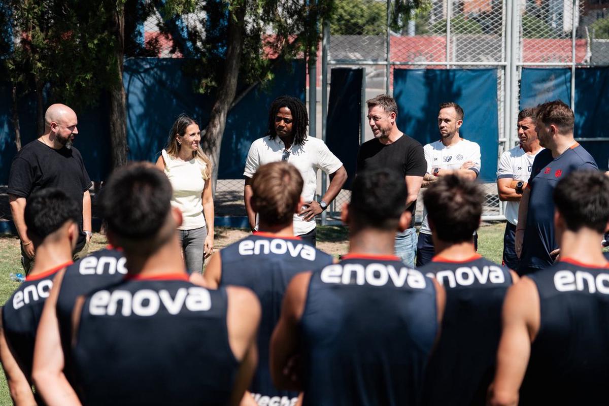 Sergio Costantino, presidente transitorio de San Lorenzo, junto al plantel.