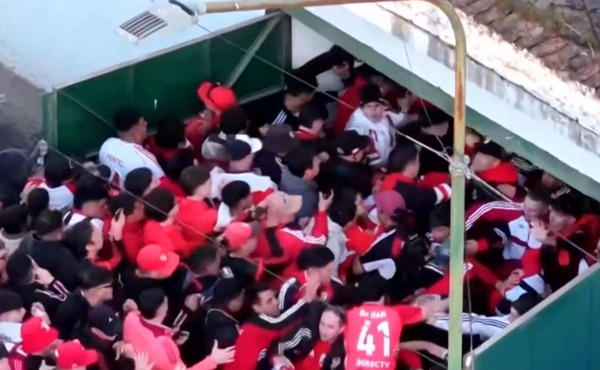 Tensión en el ingreso de los hinchas de River. (Captura)