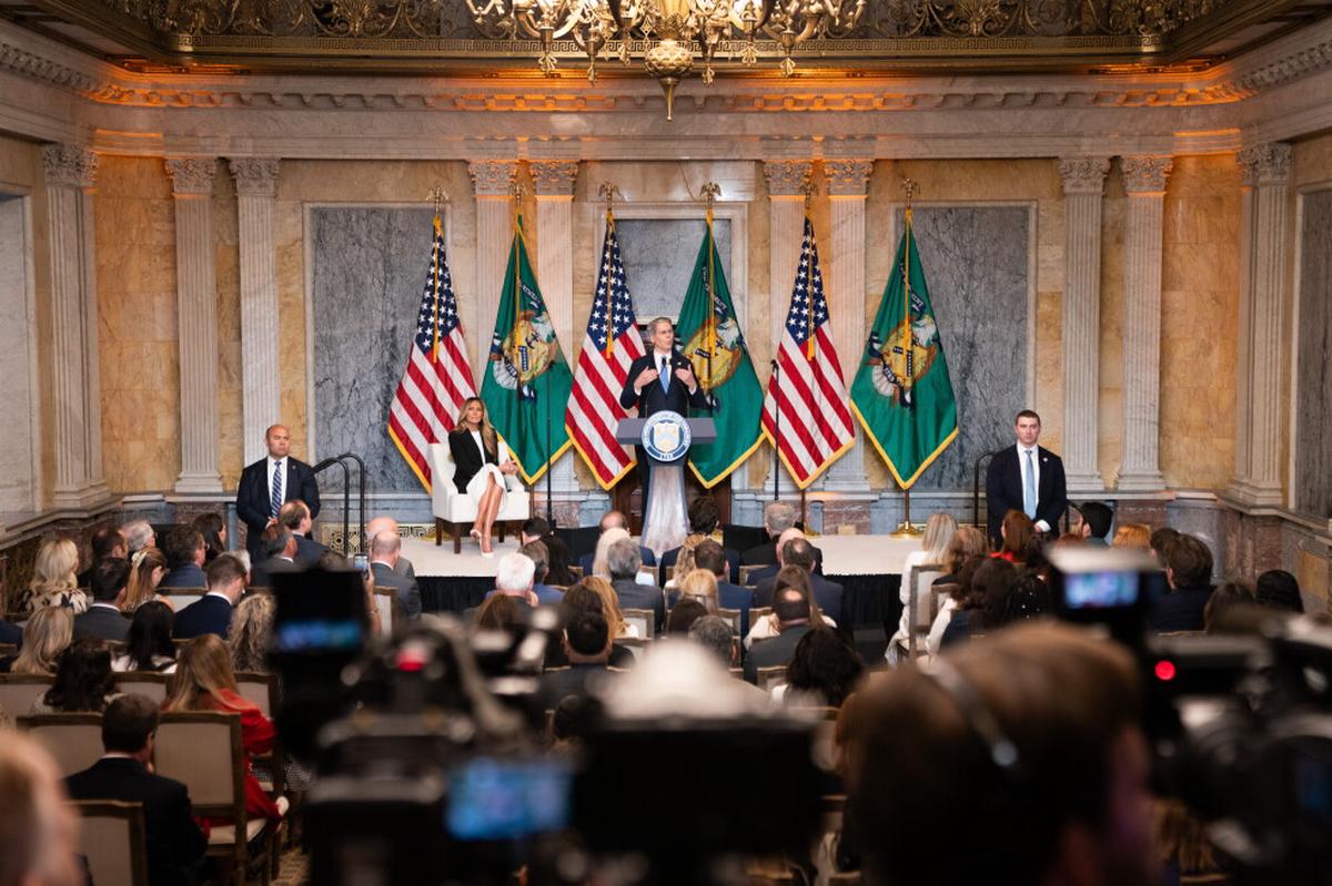 Tesoro de EE.UU. amplía normas de intercambio de datos bancarios ligadas a batida migratoria de Trump