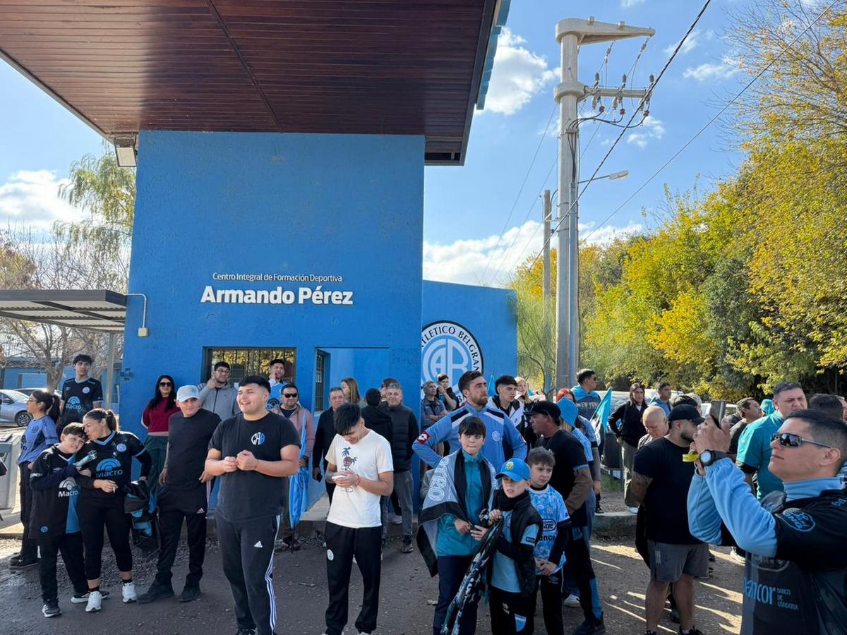 El ingreso al predio de Villa Esquiú, rodeado de hinchas para ver al plantel campeón.
