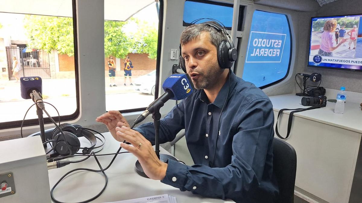 FOTO: Federico Zárate, intendente de Jesús María, pasó por el estudio móvil de Cadena 3