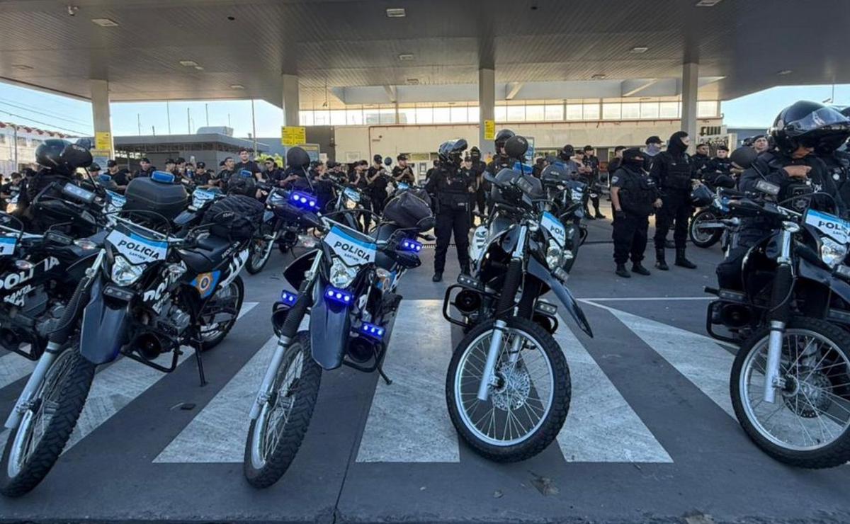 Protesta y cubiertas prendidas fuego en la Jefatura de la Policía de Rosario.