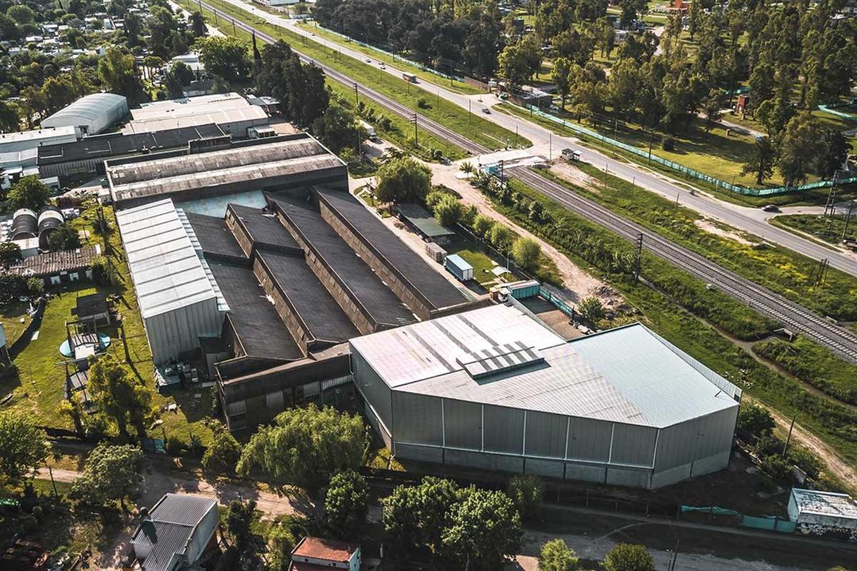 Incendio en depósito de pintura en Francisco Álvarez: sin heridos