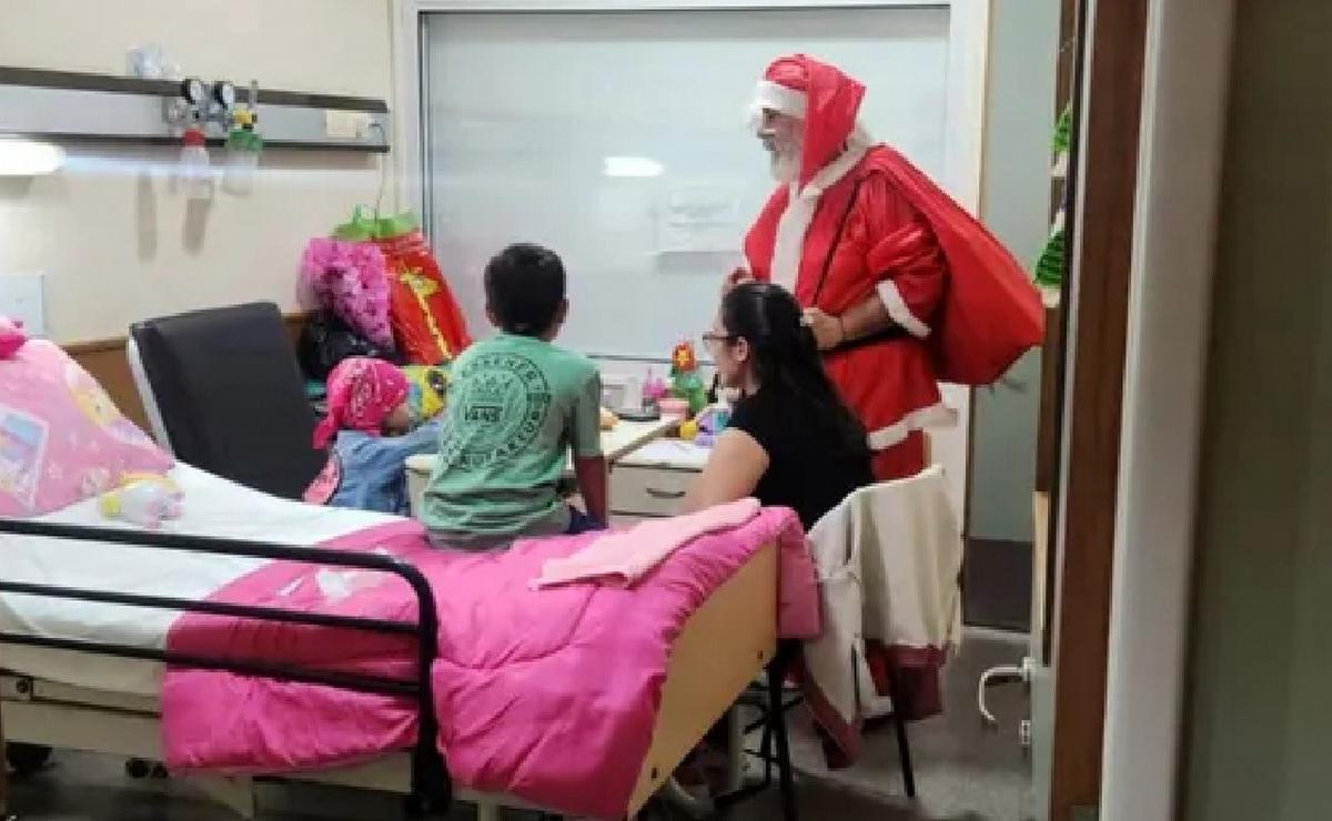 FOTO: Claudio lleva regalos al hospital que curó a su hijo de leucemia. (Foto: La Capital)