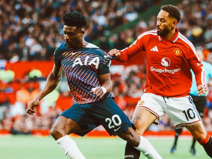 Manchester United y Tottenham empatan en un partido decisivo para la Premier League