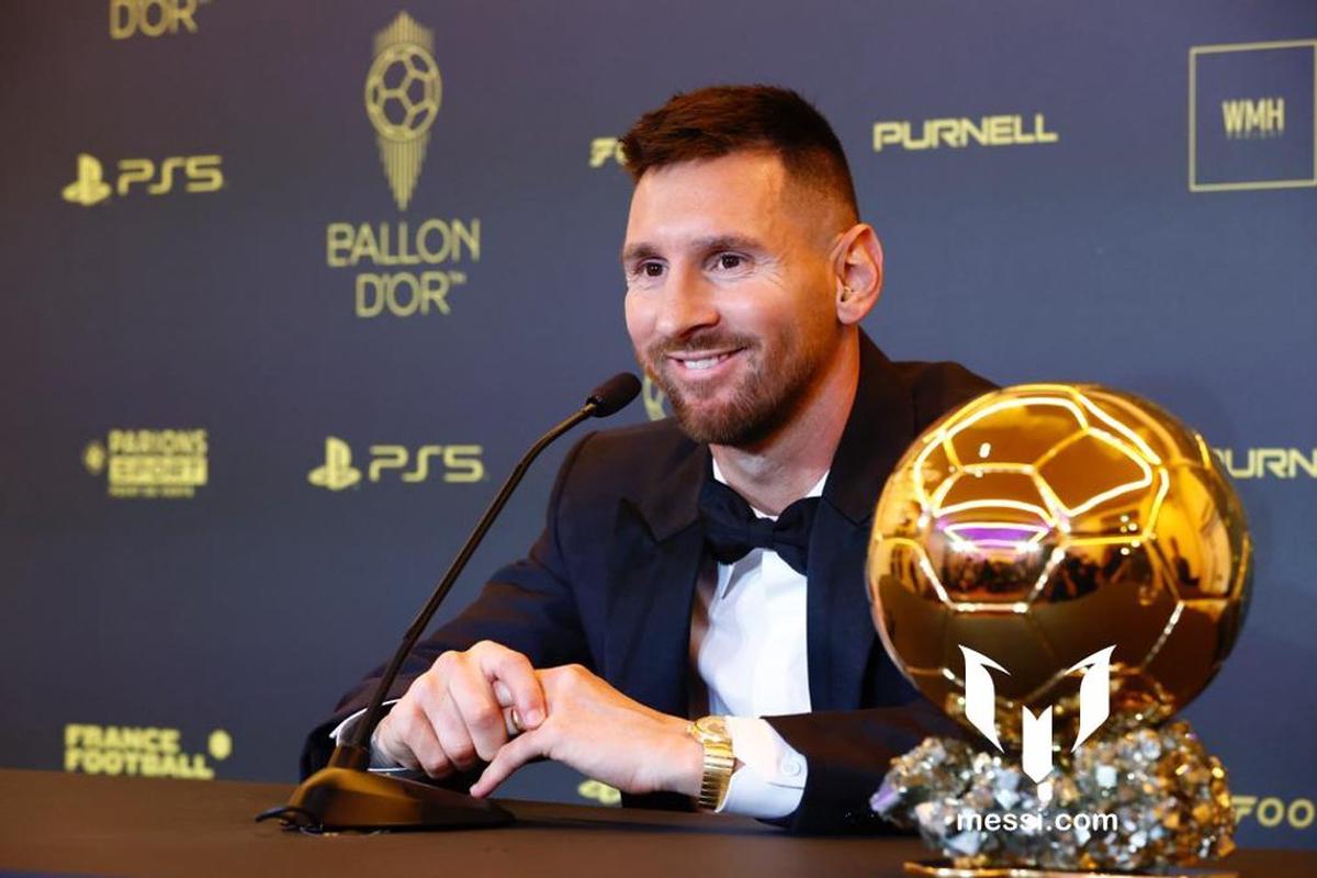 Messi con uno de sus tantos balones de oro.