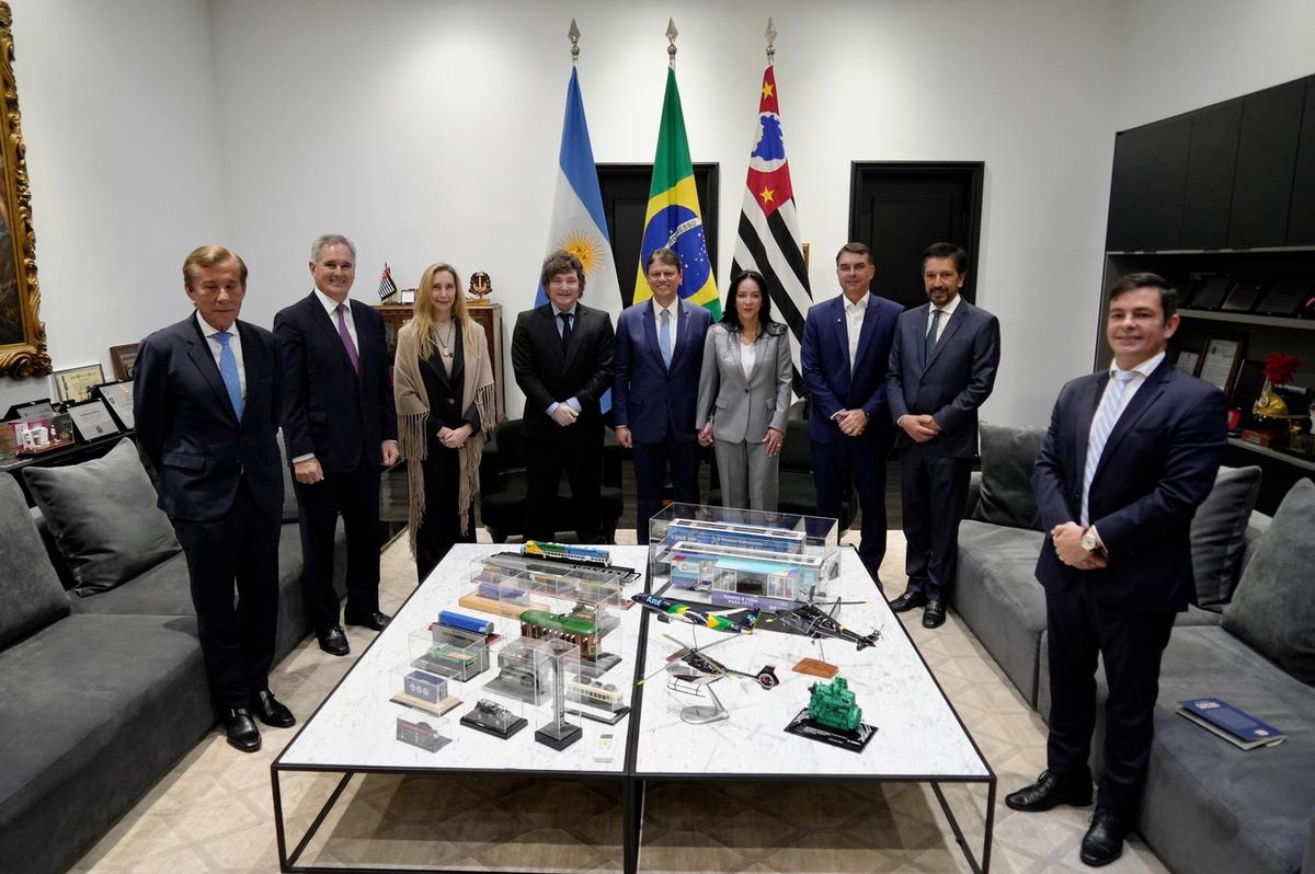 Javier Milei apoyó la candidatura de Flávio Bolsonaro y atacó a Lula da Silva. (Foto: @OPRArgentina)