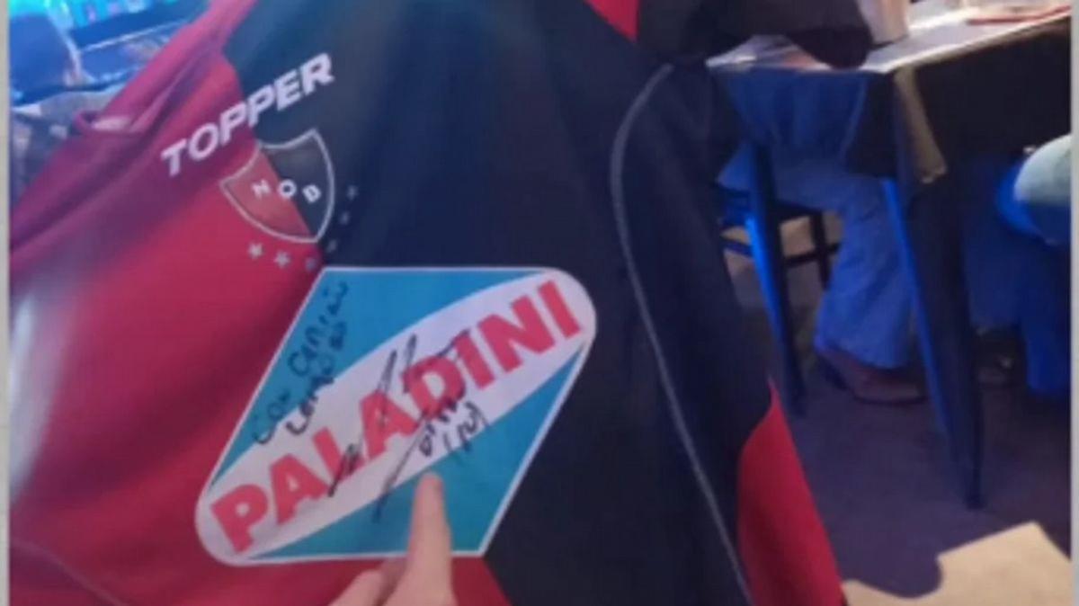 Robaron una camiseta de Maradona firmada en un evento homenaje en Córdoba