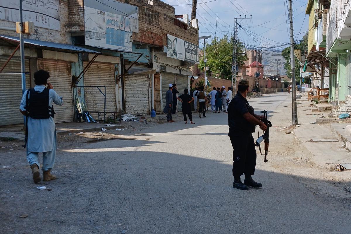 Atentado en mezquita próxima a oficinas policiales en Pakistán deja al menos 21 muertos