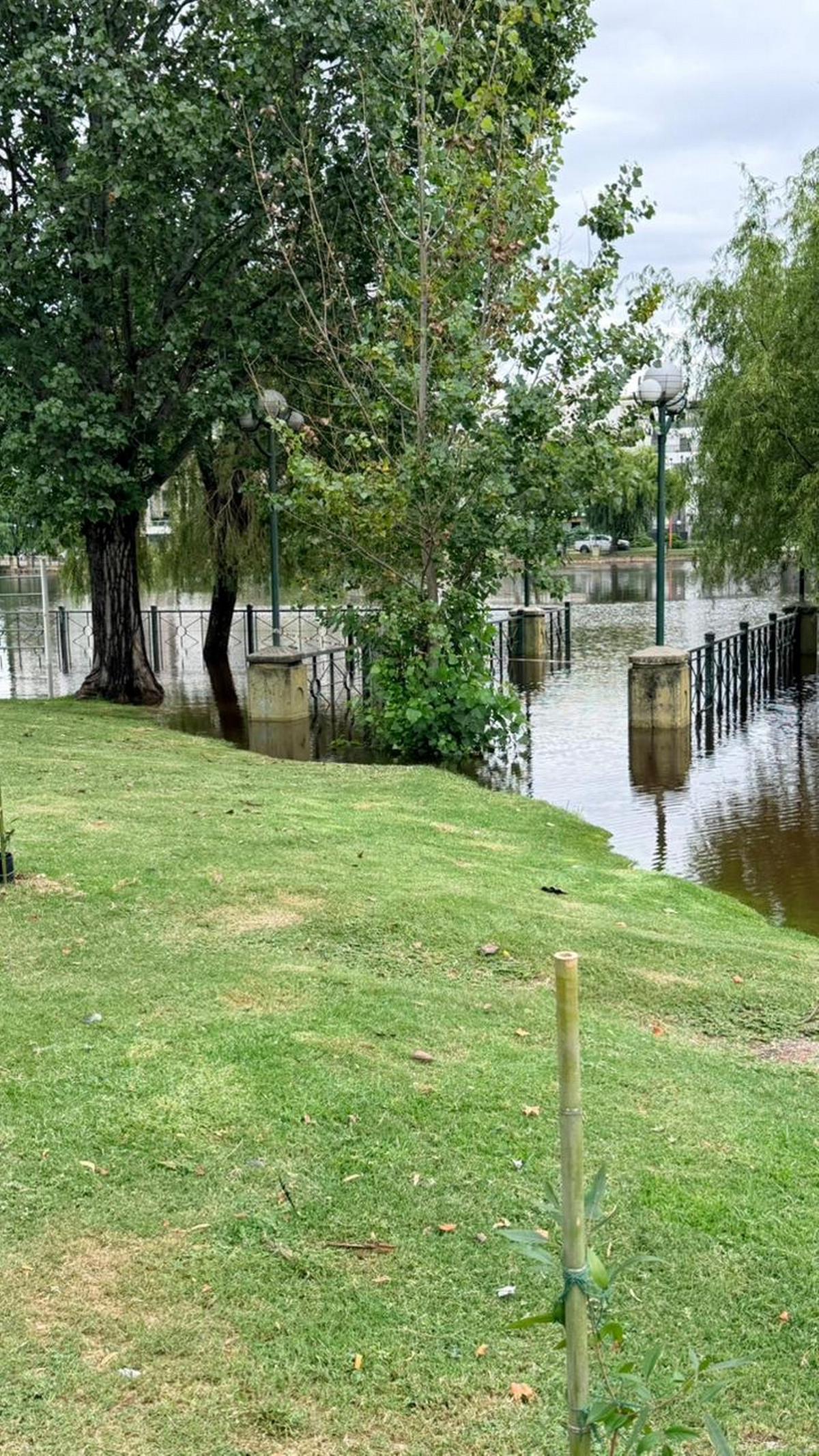 Fuerte crecida del dique San Roque en Carlos Paz.