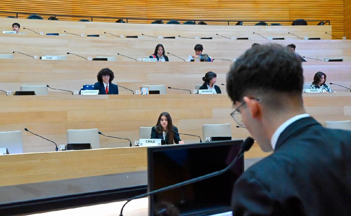 FOTO: Alumnos simularon el modelo de la ONU en la Legislatura. (Foto: Legislatura Córdoba)