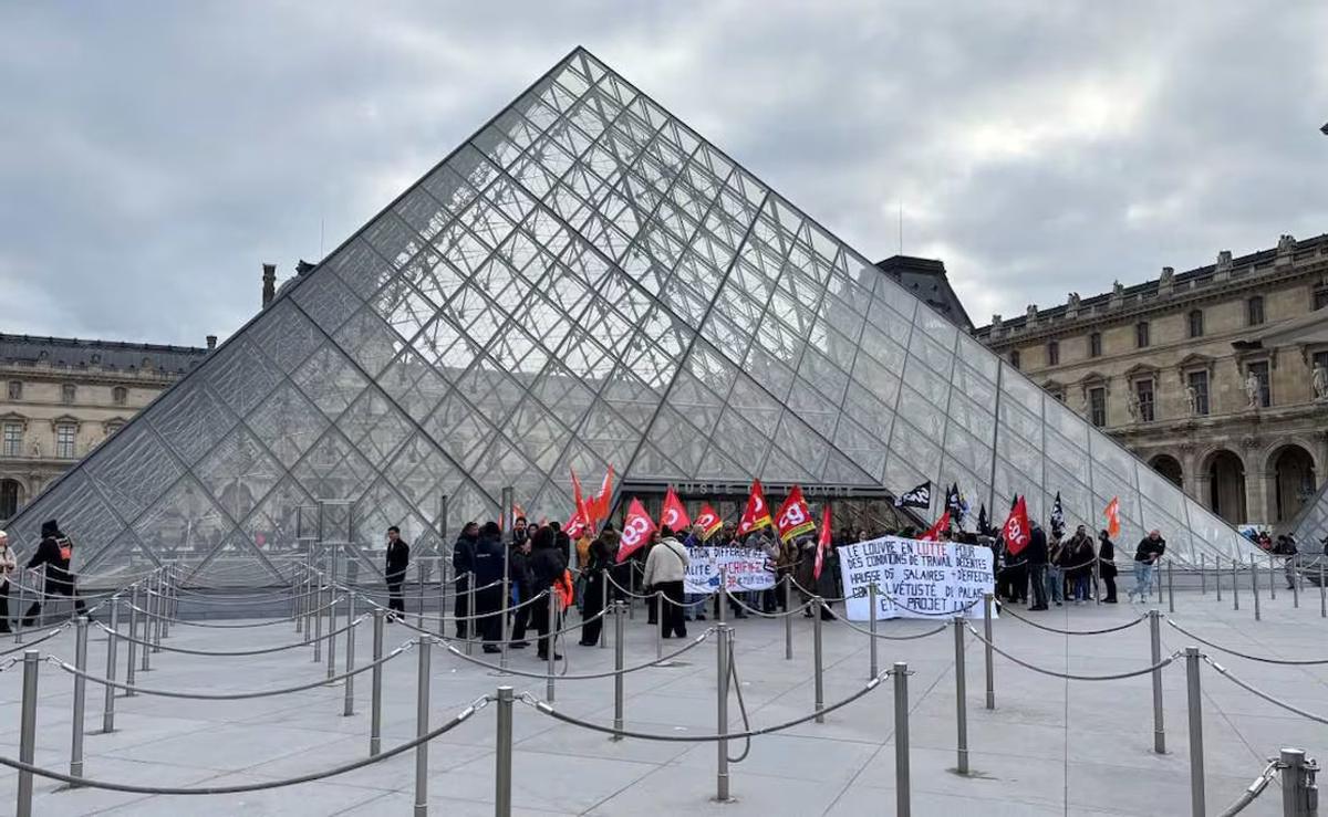 Los trabajadores del Louvre establecieron un plan de lucha.