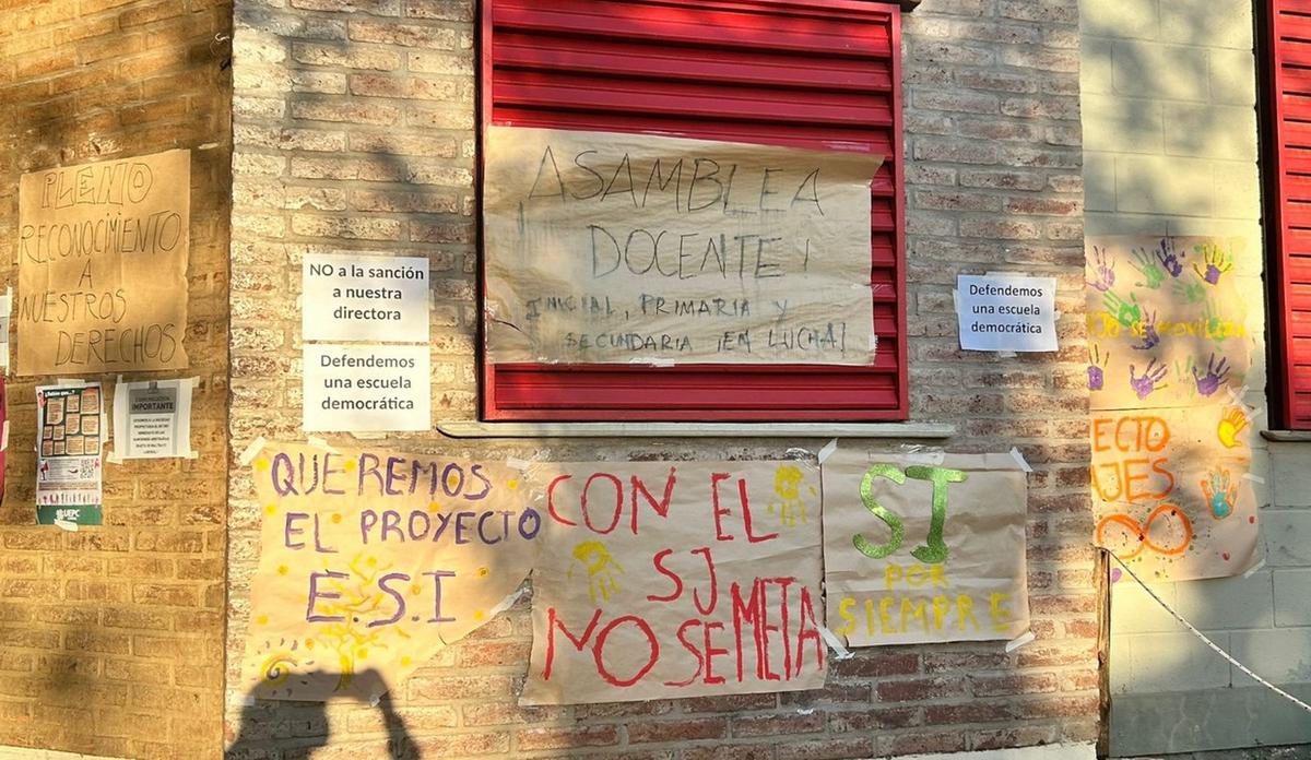 FOTO: Estudiantes tomaron el Colegio San José para repudiar la sanción a una directora