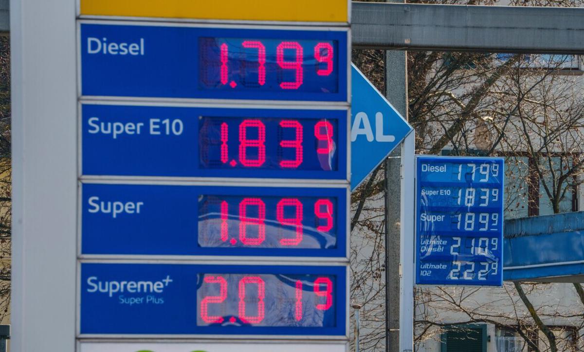El precio promedio del galón de gasolina sube 11 centavos a $3,11 dólares en EEUU