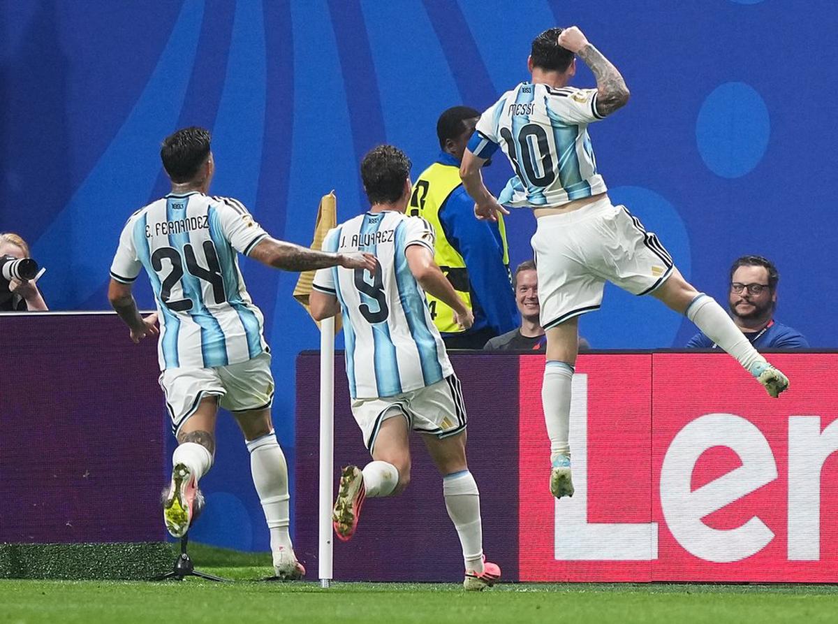 Lionel Messi celebra el gol que igualó el partido ante Egipto, por los octavos de final.