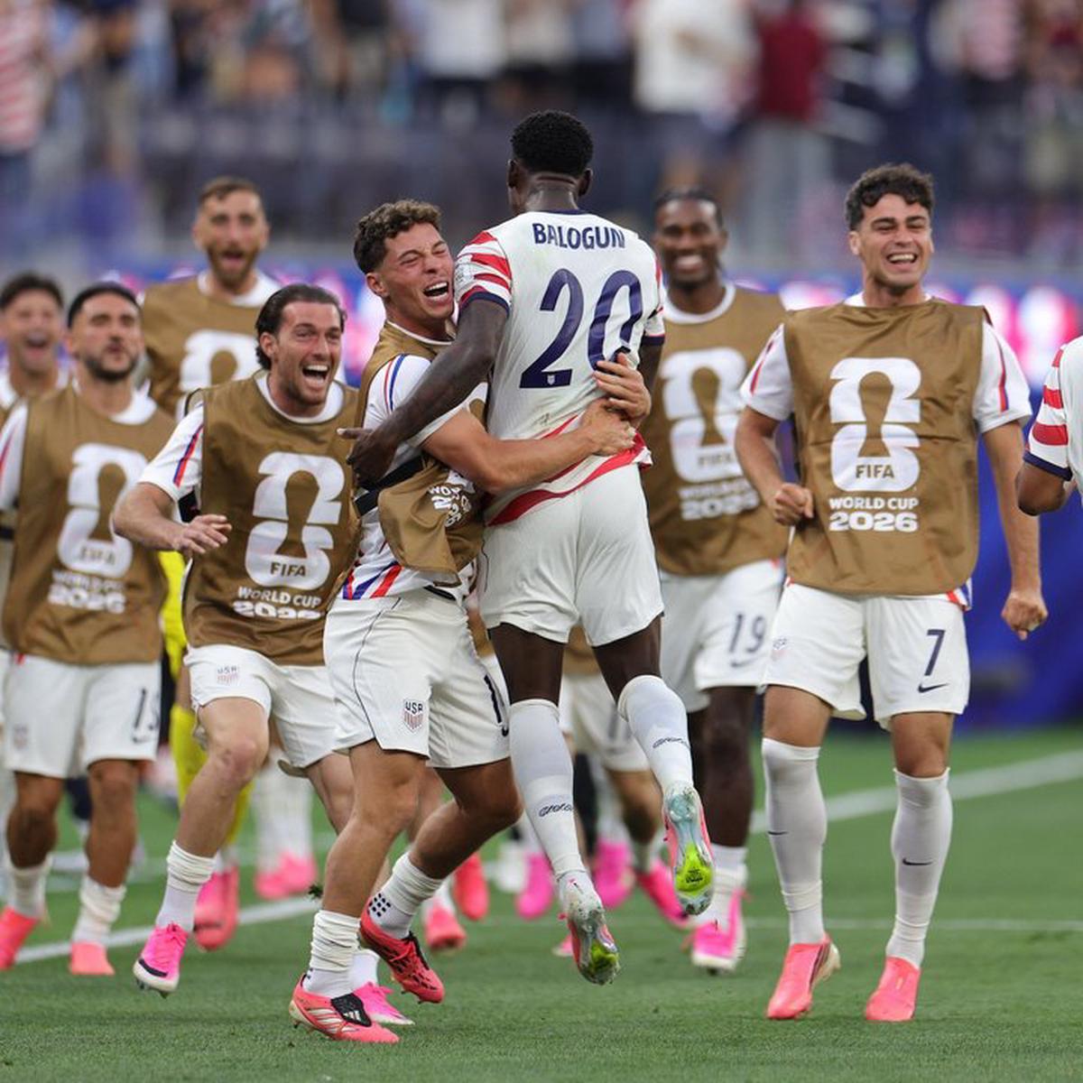 Folarin Balogun festeja su primer gol, el segundo de Estados Unidos.