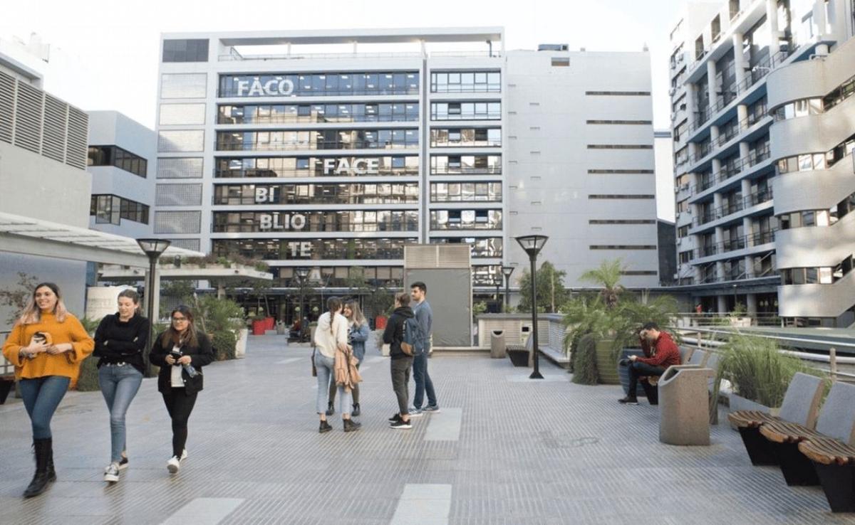 El debate sobre el estricto código de vestimenta que implementó la UADE (Foto: Cedoc)