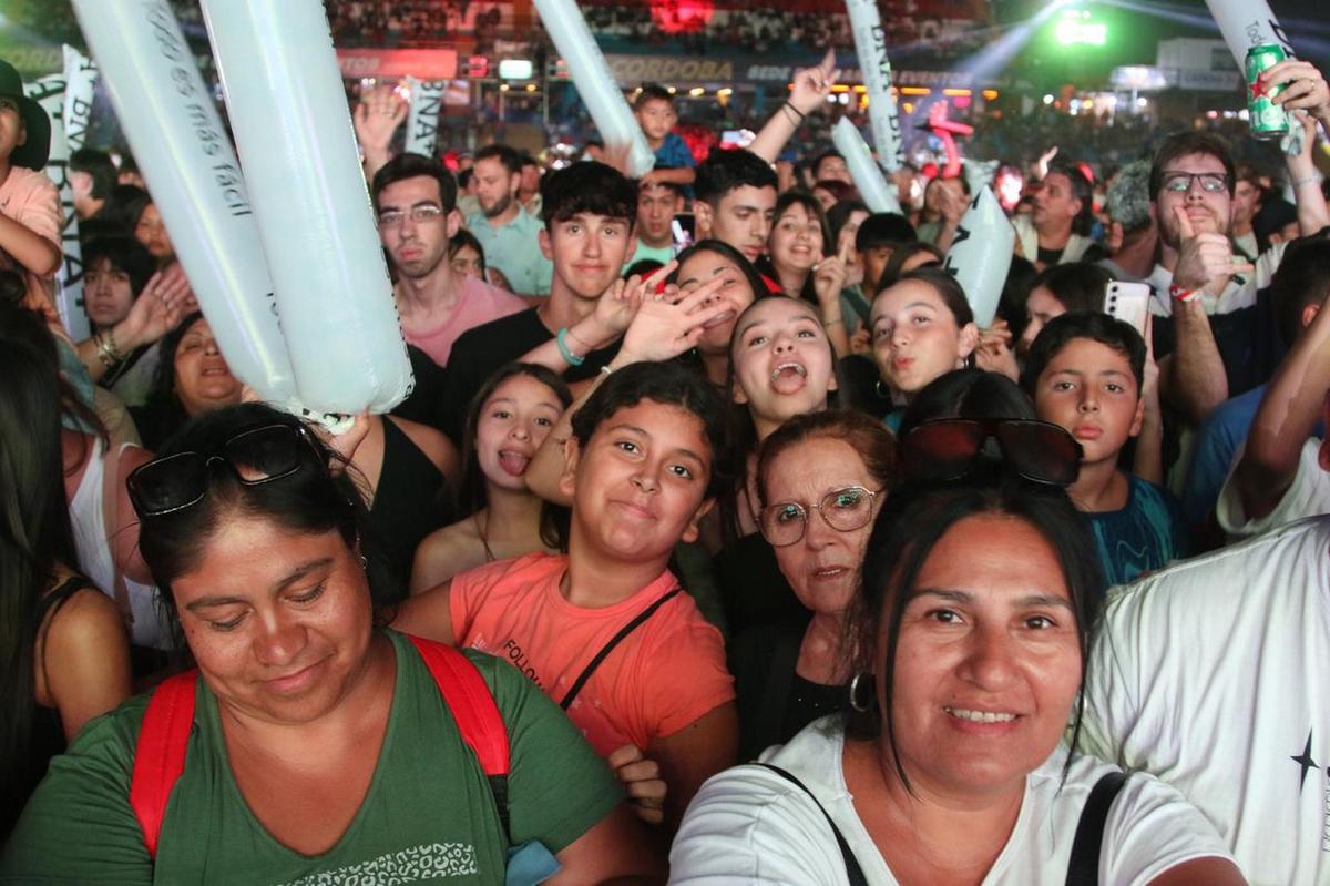 FOTO: Los asistentes disfrutan de una nueva noche festivalera. 