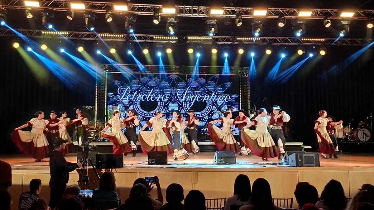 Soledad brilló en el escenario de Cutral Co (Fotos: Agustín González/Cadena 3)