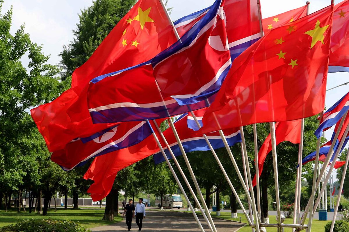 El líder chino Xi llega a Corea del Norte para reunirse con Kim entre gran expectación