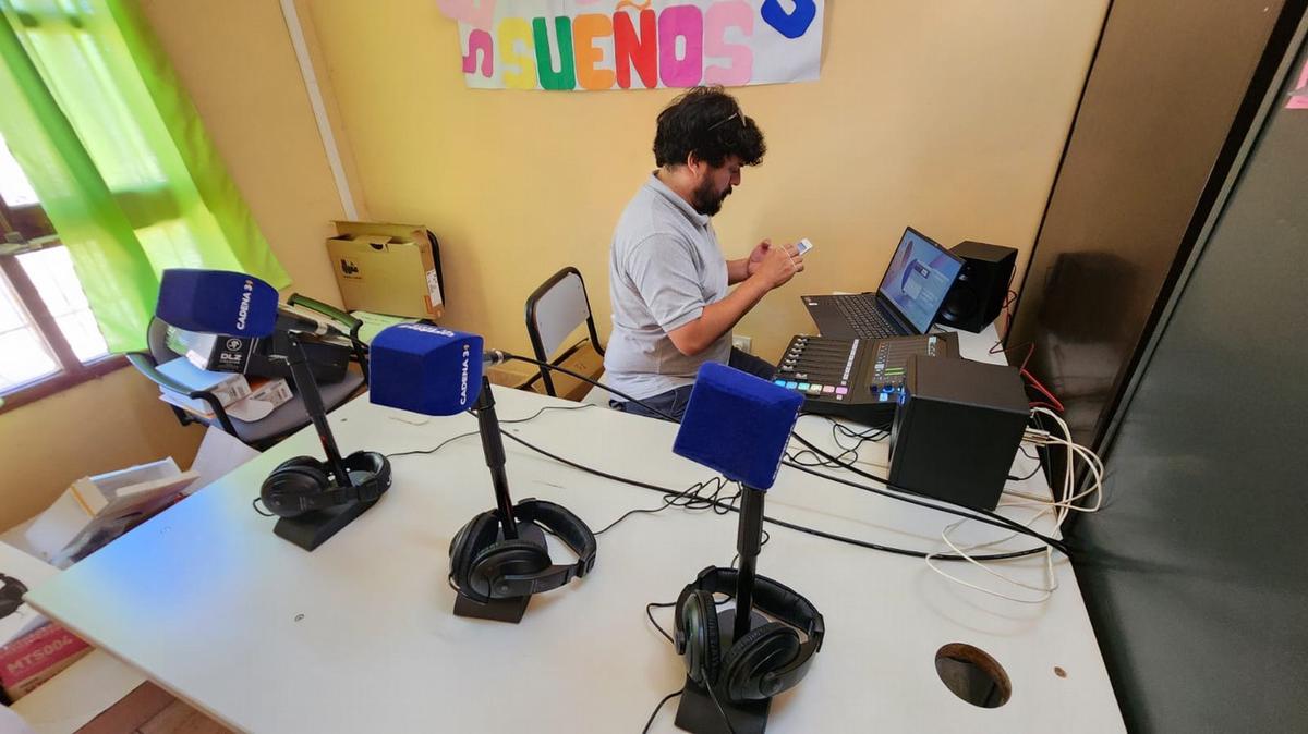 FOTO: Cadena 3 entregó los equipos de radio a la escuela de Uquía