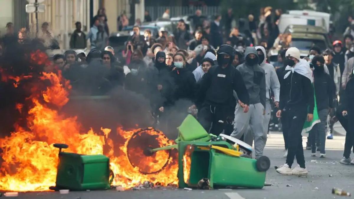 Violenta protesta de estudiantes en la parisina plaza de la Nation.